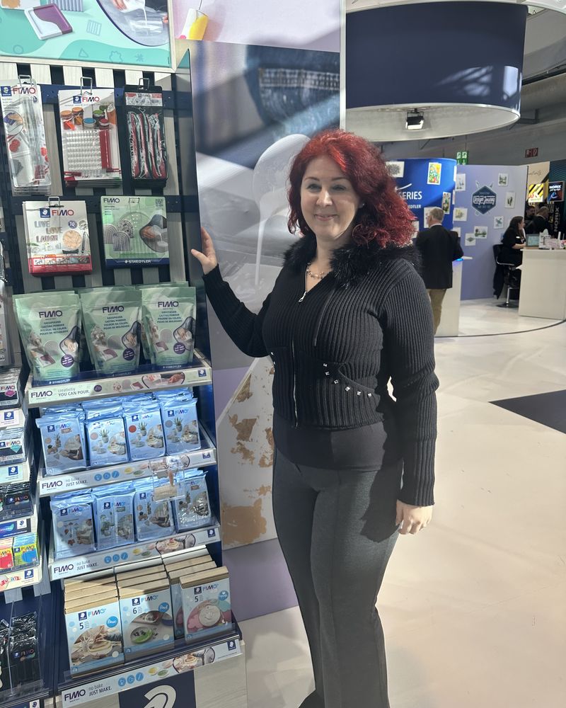 Hana Kmentová u stánku FIMO na veletrhu